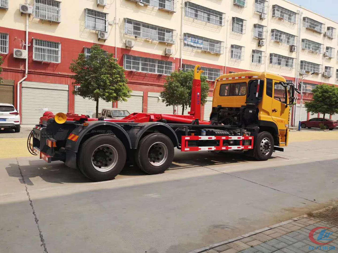 东风天龙25吨国六钩臂式垃圾车后方图