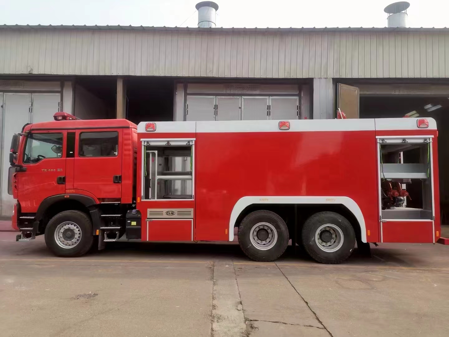 重汽豪沃12吨水罐消防车