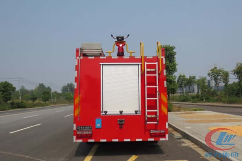 东风泡沫消防车背面图
